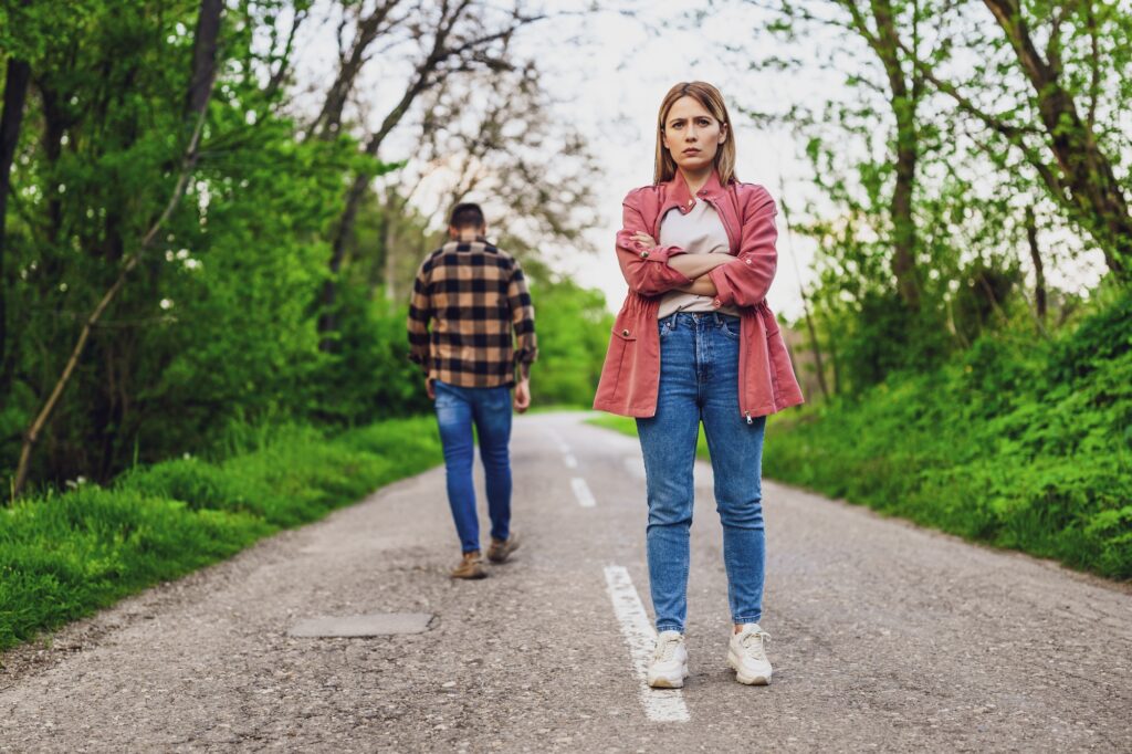 Symbolische weergave van een vertrouwensbreuk in een relatie en het herstelproces via relatiecoaching in Zwolle