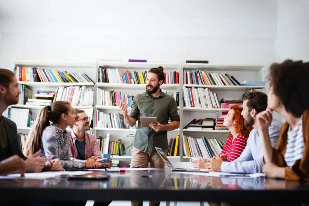 Leiderschapstraining met professionals die aan persoonlijk leiderschap werken in workshopsetting