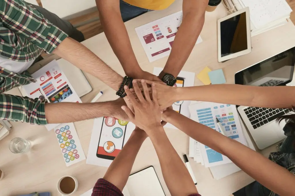 Succesvolle teambijeenkomst met tevreden professionals en zichtbare positieve energie